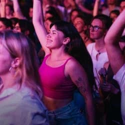 Пой и танцуй на крыше. Хиты 90-х и 2000-х с живым бэндом на 800 человек. Один раз этим летом