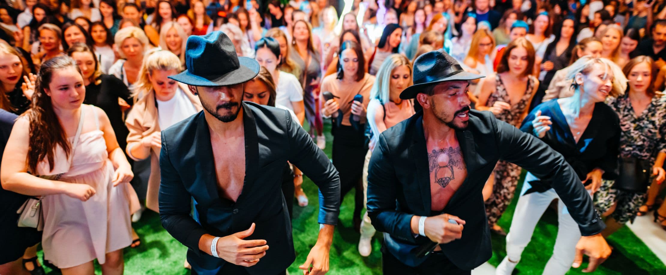 Финальная Латина на крыше на 800 человек: живая музыка и мощные хиты. Despacito, Macarena, Daddy Yankee - поем и танцуем вместе.